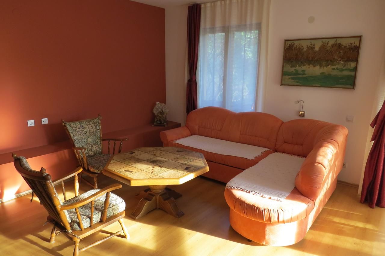 Апартаменты Cave Apartment Вирпазар