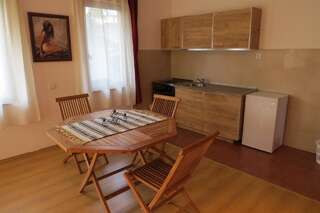 Апартаменты Cave Apartment Вирпазар Апартаменты с видом на озеро-21